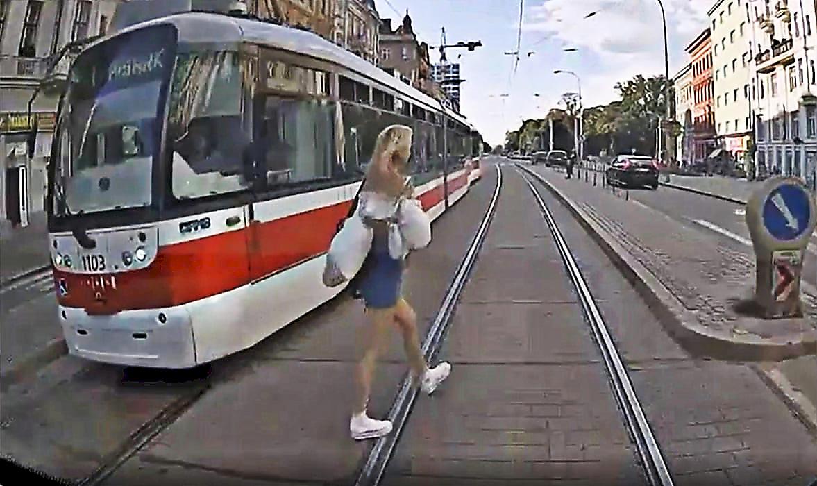 Расторопная девица «подрезала» трамвай и попала на видео в Чехии