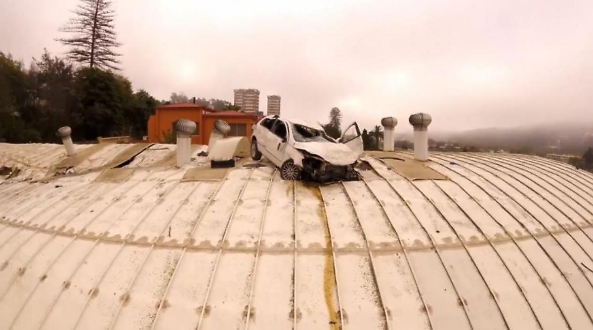 Чилийский автомобилист совершил невозможное и «припарковал» легковушку на крыше школы