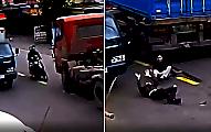 Экстремалы потеряли мотоцикл и пережили столкновение с двумя грузовиками в Китае