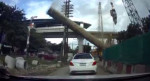 Кран уронил столб на капот легкового автомобиля в Тайланде (Видео)