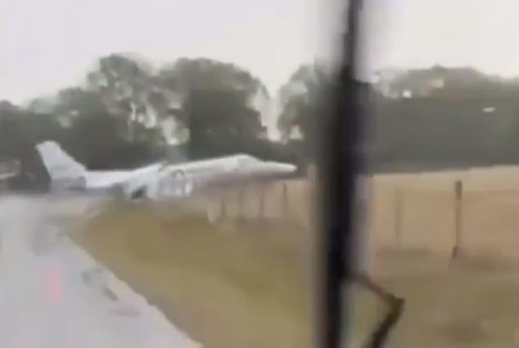 Самолёт с отказавшими тормозами «пропахал» поле в США
