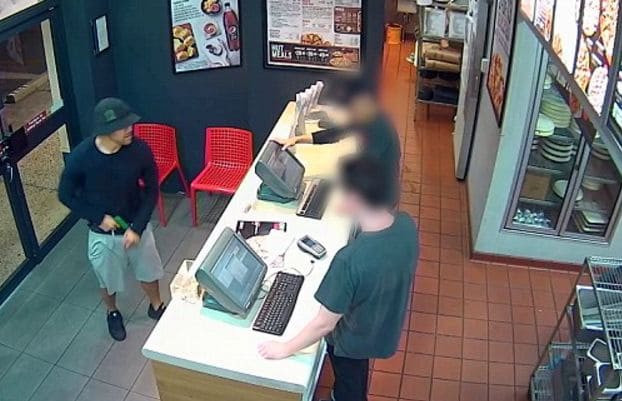 Воришка, угрожая игрушечным пистолетом, ограбил пиццерию в Австралии (Видео)