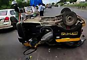 Женщина чудом уцелела, оказавшись между автомобилями и попала на видео в Индии