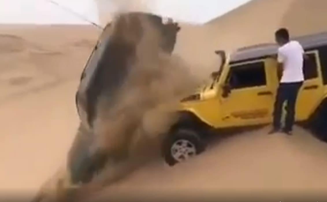 Автоэкстремал показал неудачный пример коллеге, застрявшему на автомобиле на склоне в пустыне