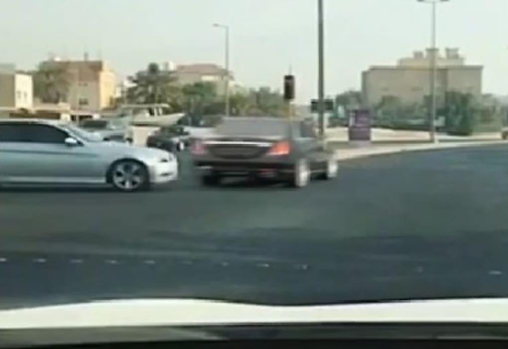 Легковушка на бешеной скорости чудом проскочила перед носом другого автомобиля в Кувейте