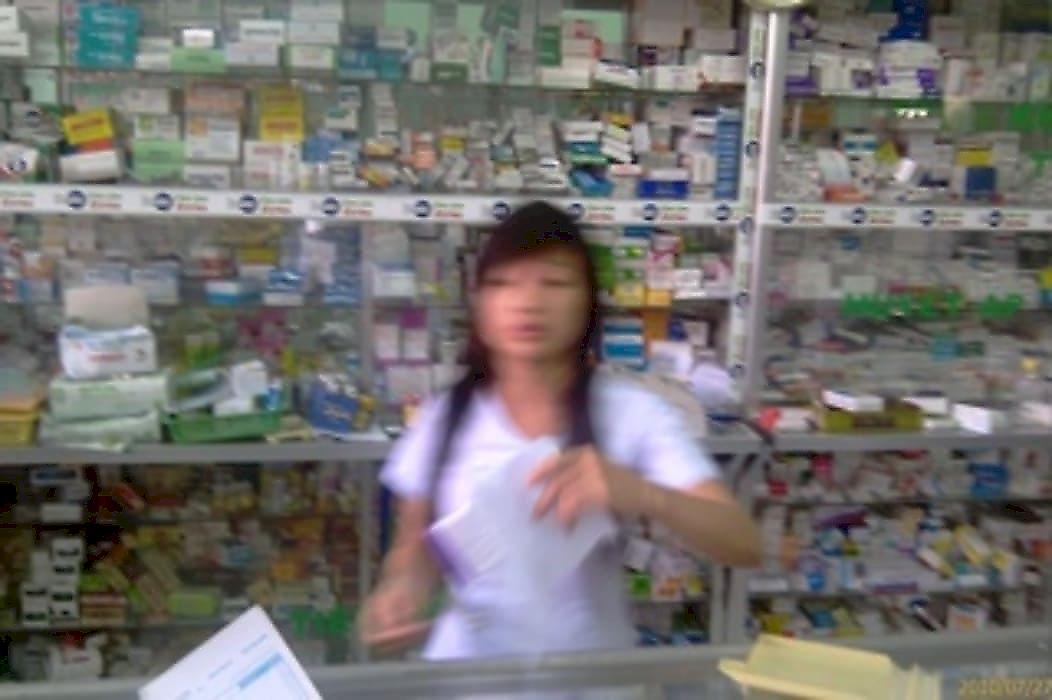 Работница аптеки удивила сеть, обрушив громоздкую стойку с медикаментами