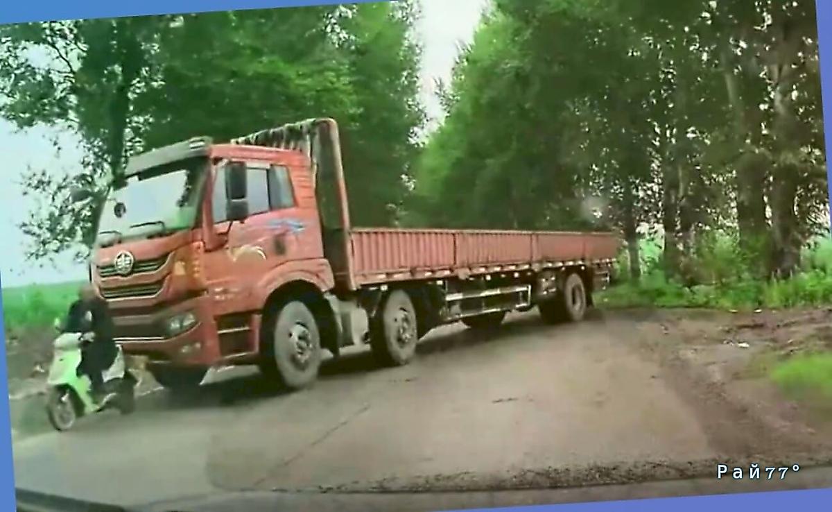 Скутерист резко остановился и проверил тормоза на грузовике в Китае ▶️ Скутерист резко остановился и проверил тормоза на грузовике в Китае ▶️