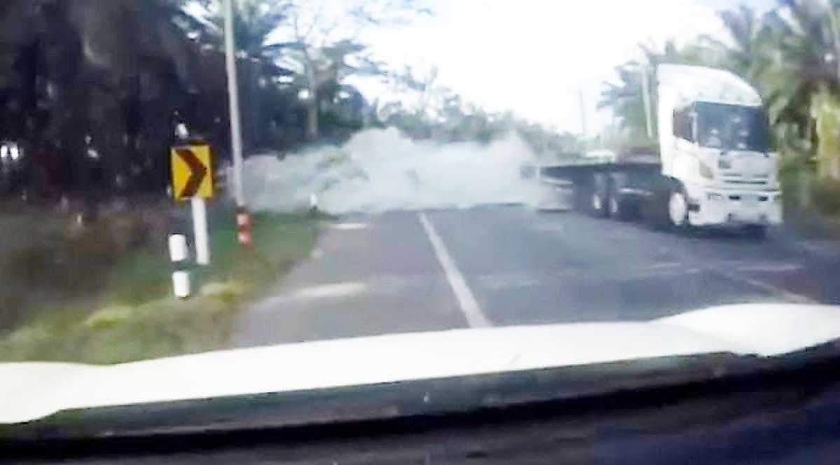 Грузовик «потерял» мешки с цементом на тайской магистрали