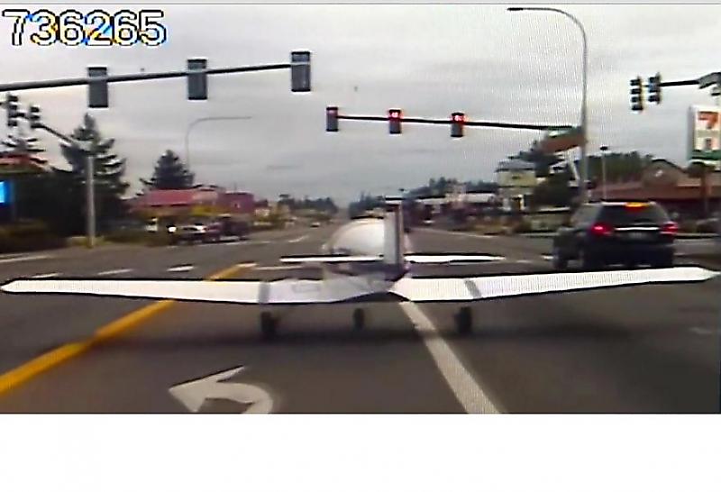 Момент экстренной посадки самолёта на оживлённую магистраль попал на видеокамеру в США ▶