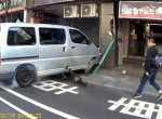 Попал под раздачу: фургон неожиданно лишил китайца велосипеда 4
