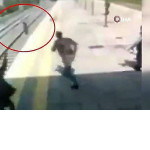 Случайный свидетель вытащил упирающуюся женщину с рельсов прямо перед поездом ▶