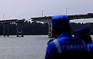 Судно-контейнеровоз обрушило часть моста в Китае: видео 5
