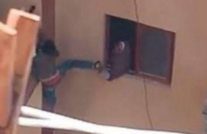 Египтянка заставила своего сына, потерявшего ключи от квартиры, перелазить через балкон на 3-м этаже ▶