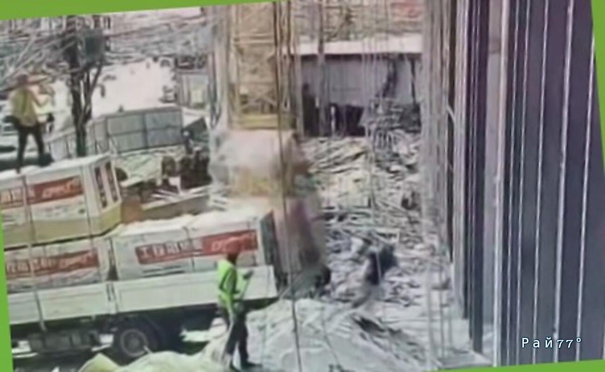 Рабочий чудом спасся от сорвавшегося на стройплощадке груза ▶️