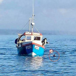 Рыбак, упавший за борт судна, более часа сопровождал свою лодку, находясь в холодной воде (Видео)