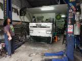 Тайские механики умудрились перевернуть на крышу грузовик во время ремонта (Видео) 1