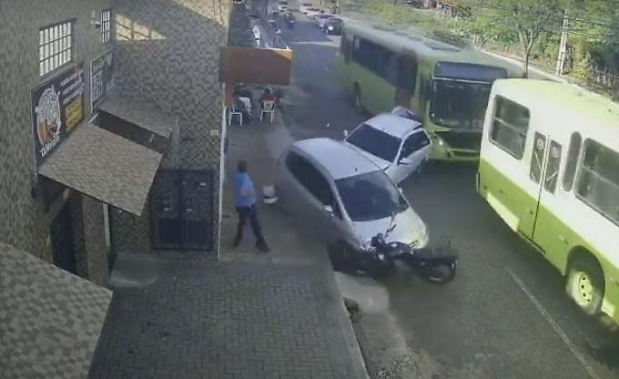 Буксируемый автобус собрал в кучу припаркованные автомобили в Бразилии ▶