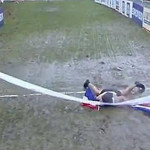 Французский бегун упал в грязь во время зрелищного пересечения финишной линии в Голландии
