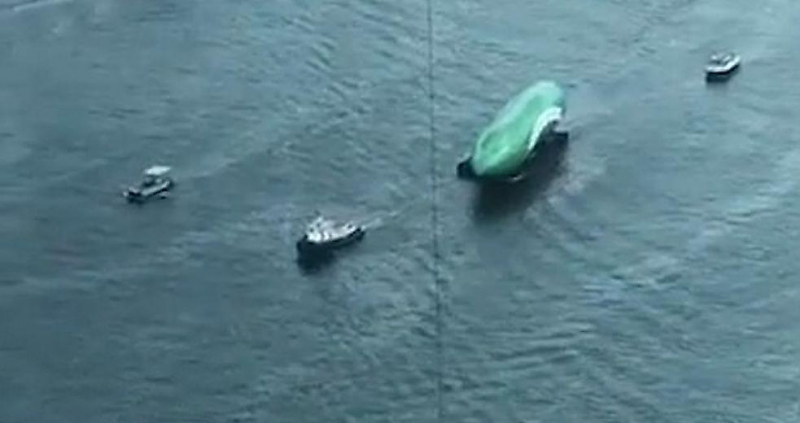 Гигантский надувной огурец не доплыл до места назначения и затонул в Австралии ▶