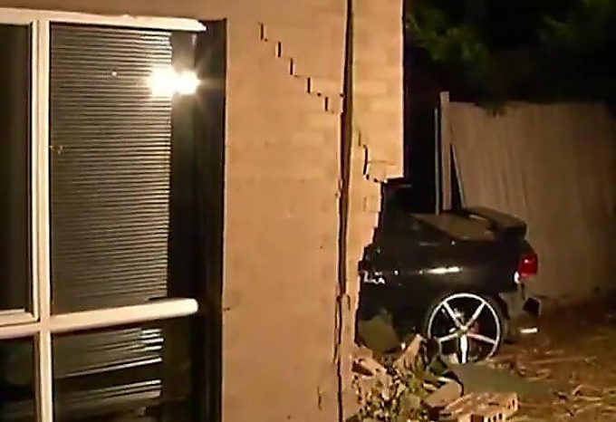 Пьяный автомобилист попытался проложить маршрут через гостиную частного дома в Австралии (Видео)