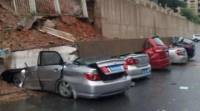 Плита расплющила пять автомобилей в Китае (Видео)