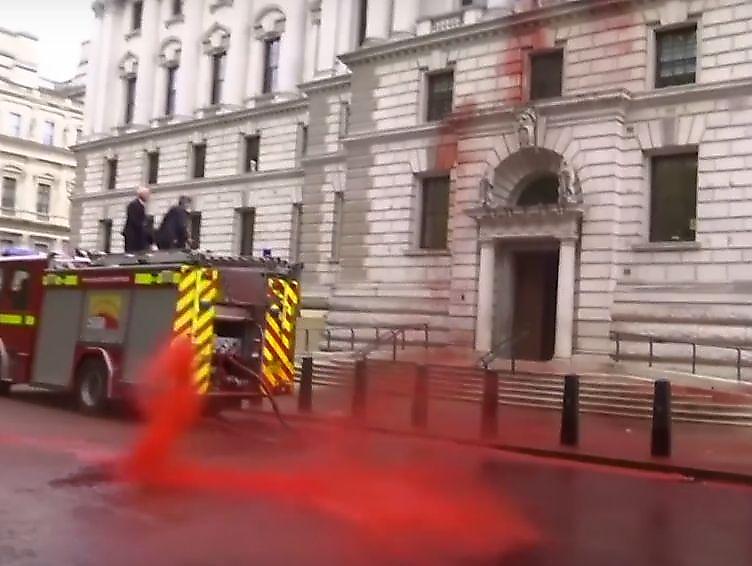 Радикальные экоактивисты, не удержав пожарный шланг, «умылись» искусственной кровью в Лондоне ▶