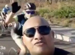Велосипедист не сдержался и поприветствовал журналиста, шлёпнув его по лысине - видео
