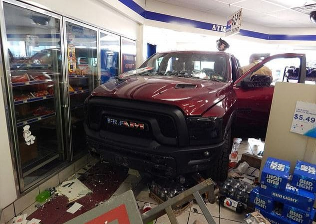 Видеорегистратор снял разрушение магазина во время заезда автомобиля в США
