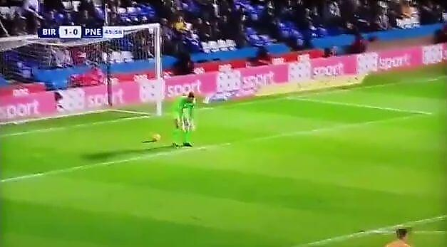 Вратарь пропустил обидный гол во время футбольного матча 2-ой лиги в Британии (Видео)