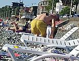 Грузинский курортник рассмешил туристов, обнаружив телефон в самом неожиданном месте ▶