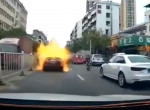 Мощный взрыв легковушки парализовал движение на китайской магистрали