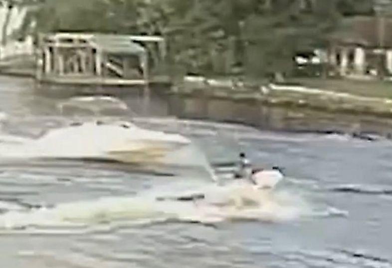 Аквабайкер «подрезал» катер на реке во Флориде ▶