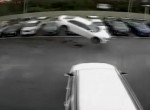 Автомобиль «взмыл» в воздух и пролетел над легковушками в американском автосалоне