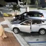Грабитель, убегая от обворованной пенсионерки, сбил её боковой дверью автомобиля 1