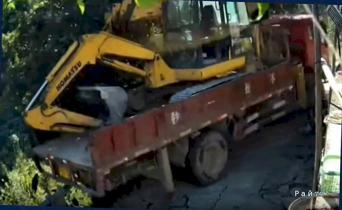 Скатившийся с уклона грузовик чудом не задавил пешехода и мотоциклиста Скатившийся с уклона грузовик чудом не задавил пешехода и мотоциклиста