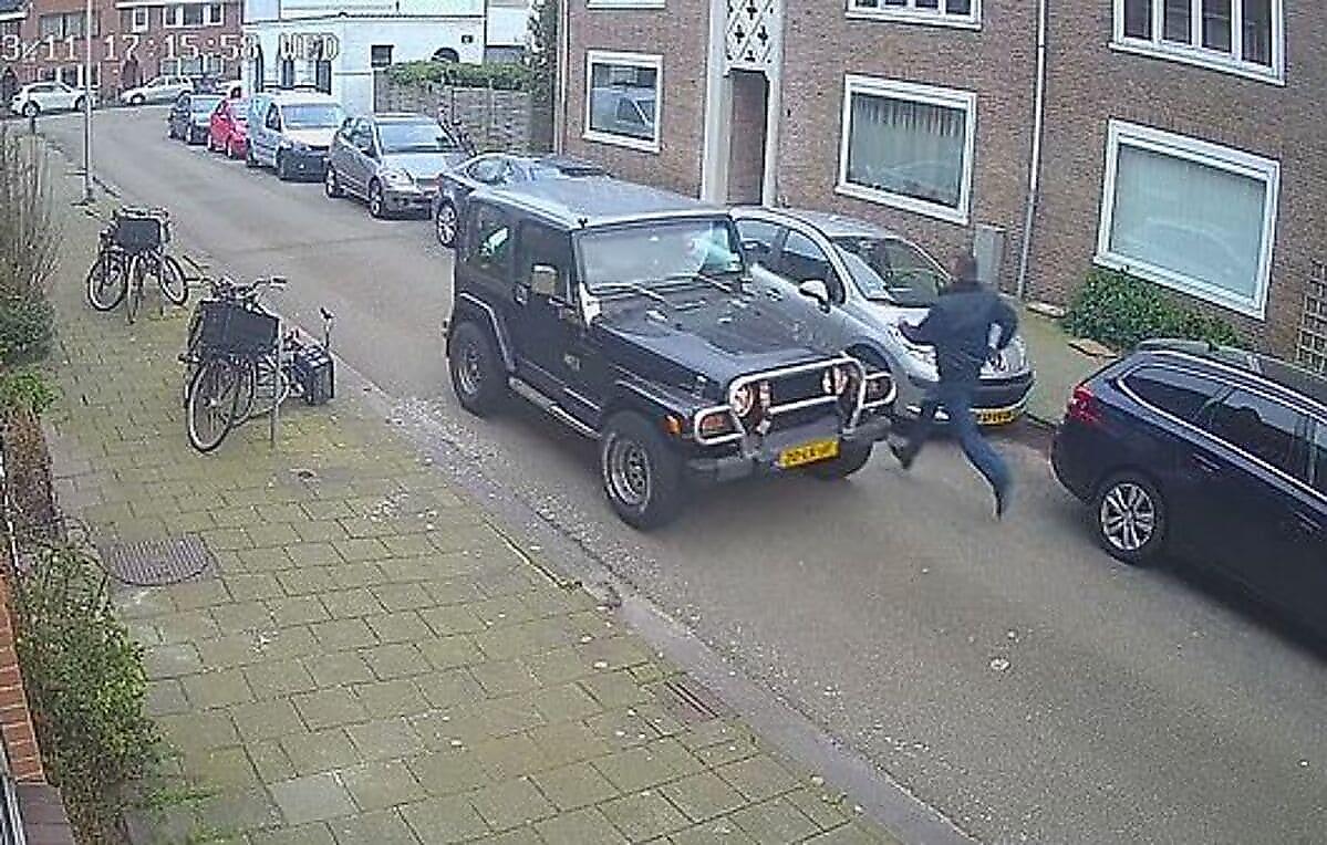 Погоня водителя за «сбежавшим» джипом попала на видео в Голландии