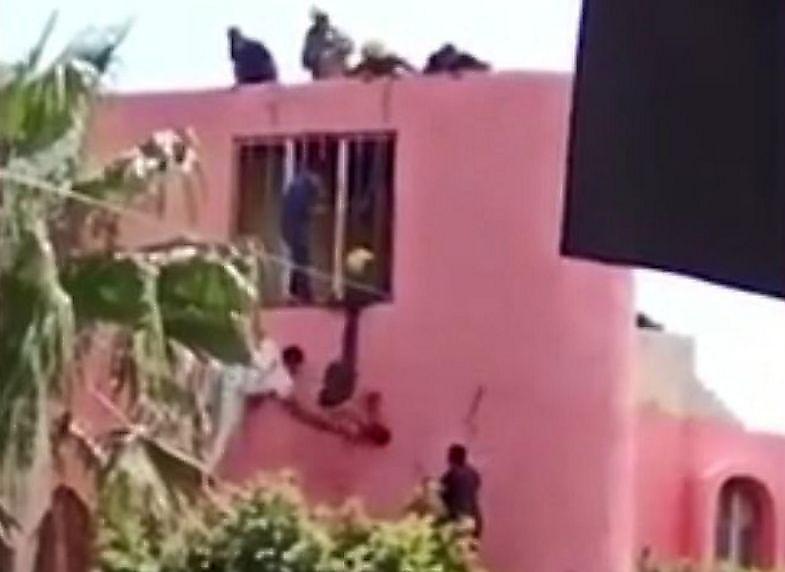 Полицейские поймали за ногу выбросившегося из окна церкви автоугонщика в Мексике ▶