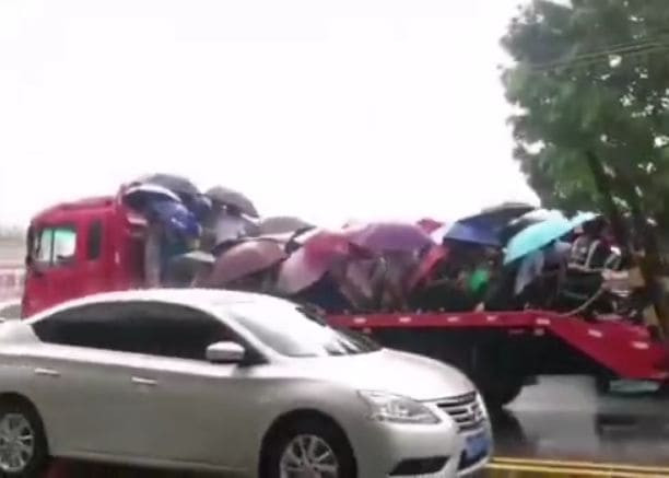 Пожарные занялись транспортировкой учеников и учителей по затопленным улицам в Китае (Видео)