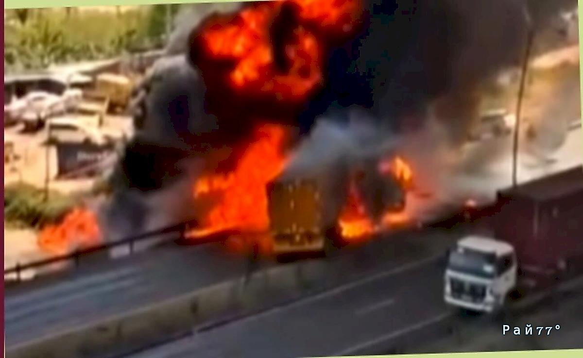 Столкновение бензовоза с грузовиком привело к мощному взрыву и пожару в Кении ▶️