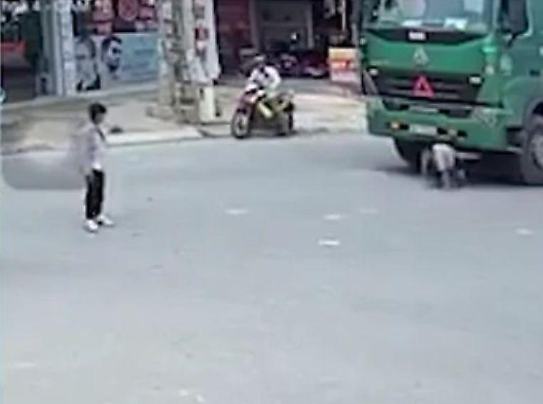 Экстремалы на велосипеде пережили наезд грузовика во Вьетнаме ▶