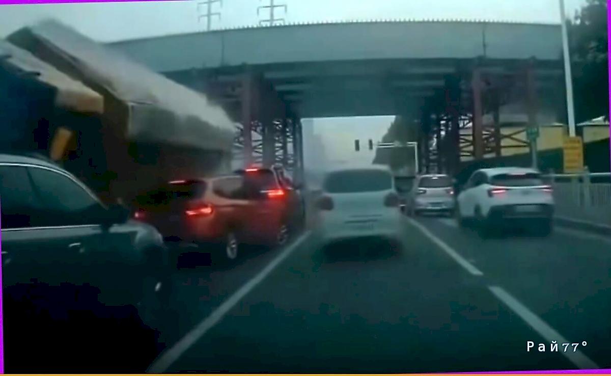 Перевернувшийся грузовик завалил грунтом две легковушки Перевернувшийся грузовик завалил грунтом две легковушки