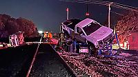 Столкновение поезда с застрявшим на путях с автовозом попало на видео в США 2