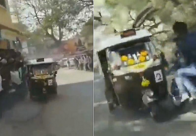 Моторикша «подрезал» мотоциклиста во время гонки задом наперёд в Индии ▶