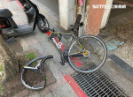 Попал под раздачу: фургон неожиданно лишил китайца велосипеда 6