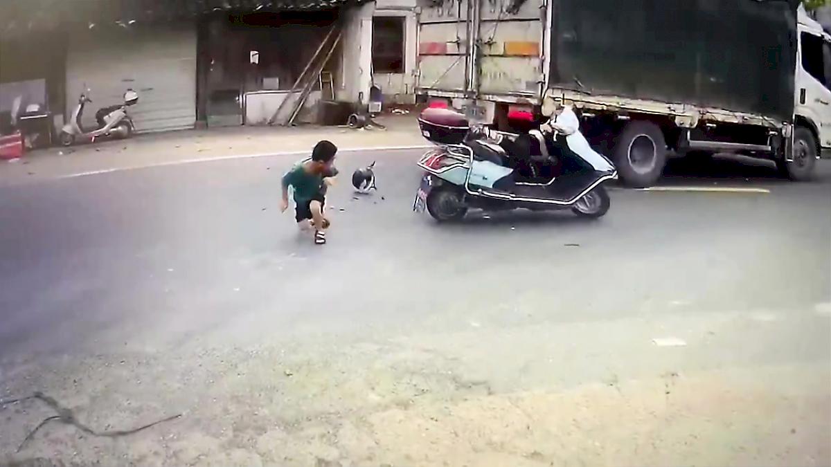 Юные мотоциклисты чудом не угодили под колёса грузовика в КНР