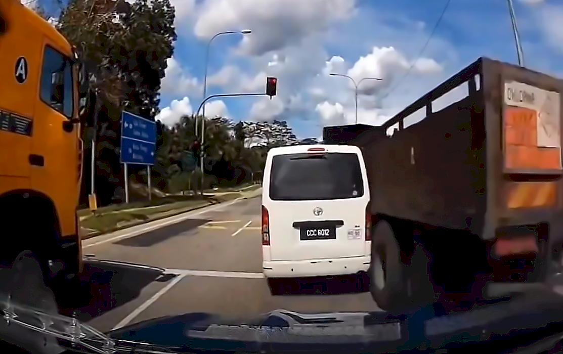 Грузовик без тормозов снёс легковушку со своего пути в Малайзии