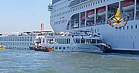 Круизный лайнер, столкнувшись с речным судном, протаранил причал в Венеции ▶ 0