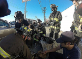 Пожарные спасли трёх щенков и вытащили их из горящего зоомагазина в США 5