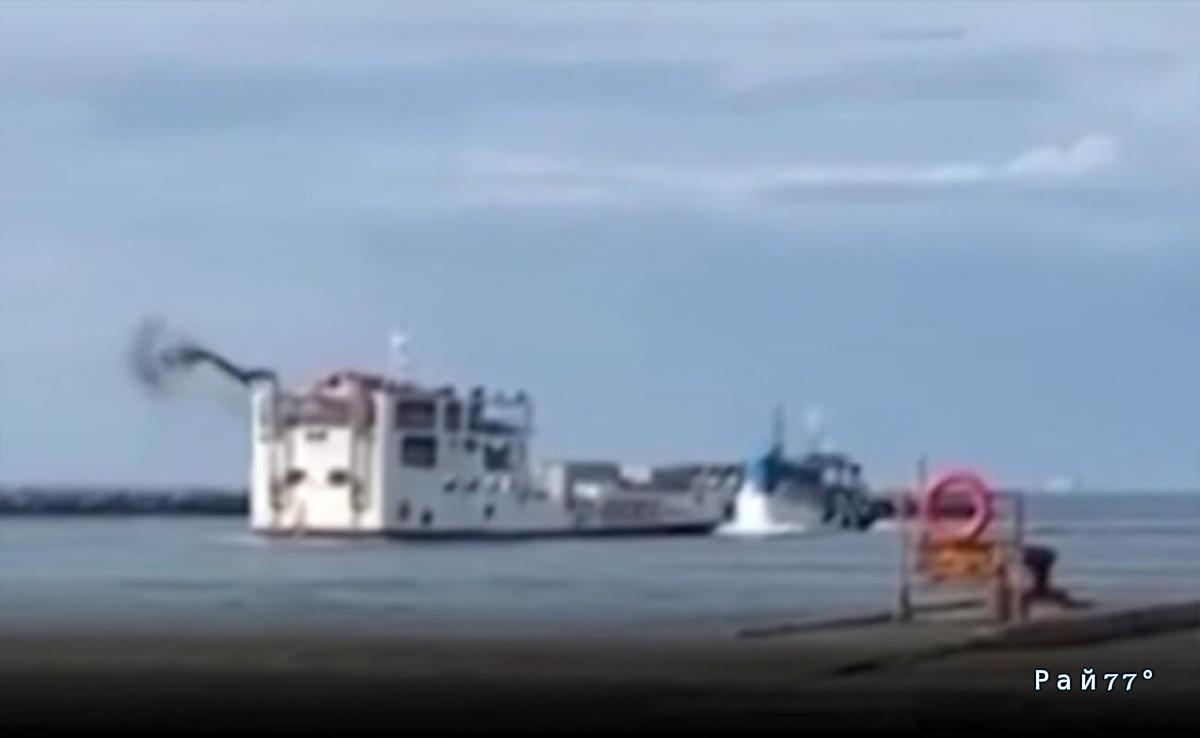 Рыболовное судно врезалось в туристический паром на Филиппинах Рыболовное судно врезалось в туристический паром на Филиппинах