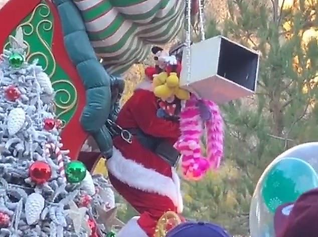 Толстый Санта-Клаус повеселил детишек, вывалившись из саней в американском Диснейленде
